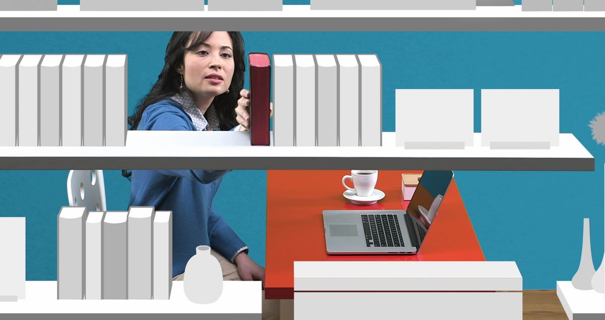 Sieviete ņem grāmatu no grāmatu plaukta.