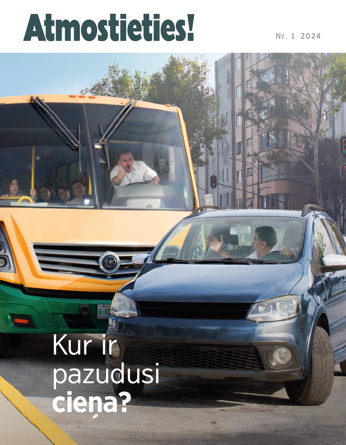 Autobusa vadītājs dusmīgi kliedz uz citu autovadītāju, kurš ar savu auto ir aizšķērsojis viņam ceļu.