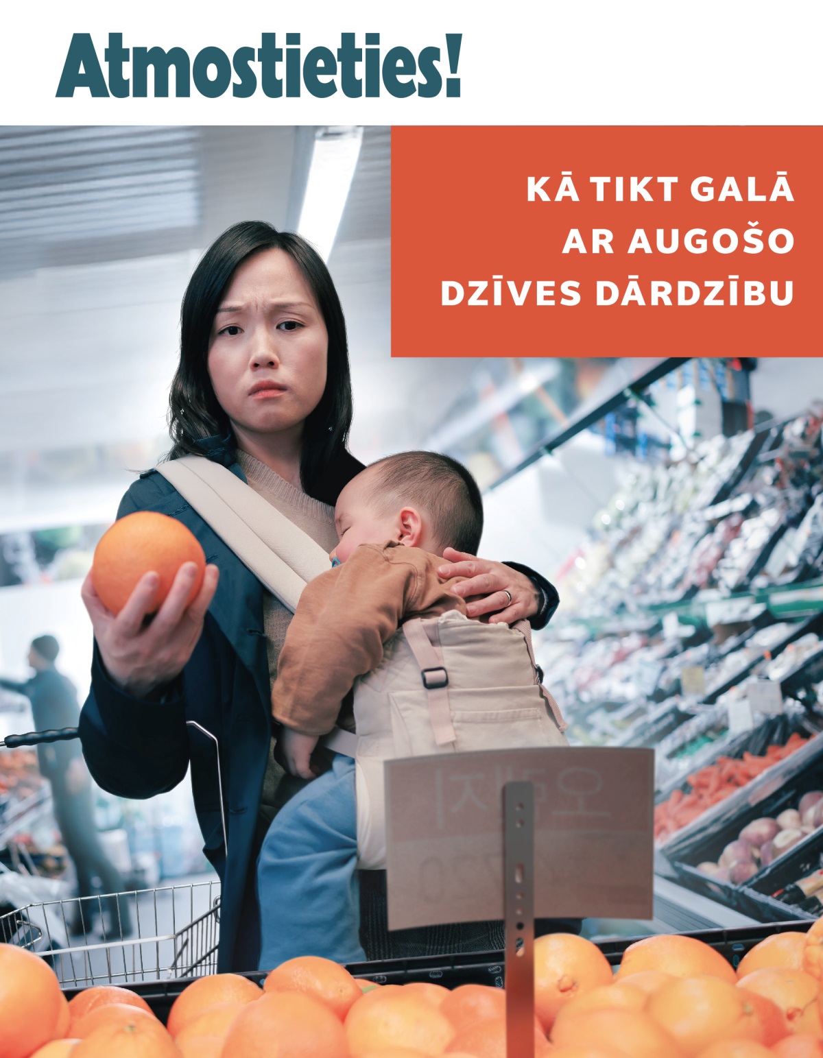 Pārtikas veikalā jauna māmiņa, kurai ir līdzi mazulis, stāv pie augļu stenda un noraizējusies skatās uz cenas zīmi.