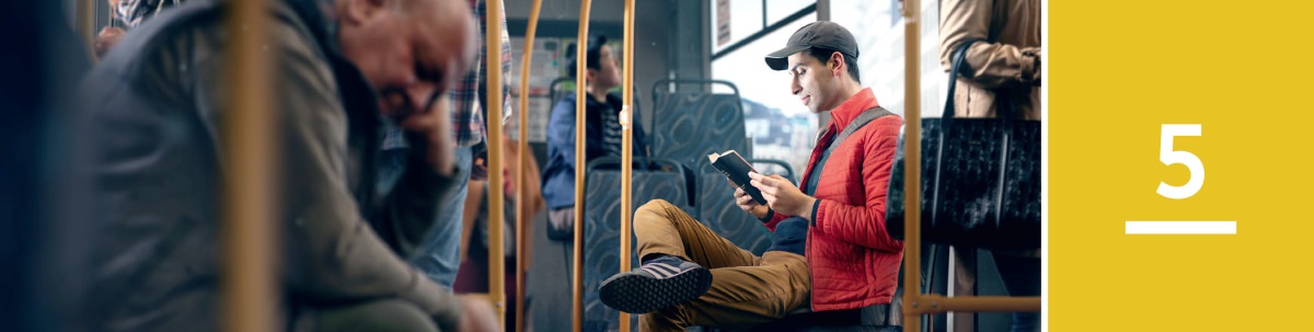 5. nodarbība. Vīrietis autobusā lasa Bībeli.
