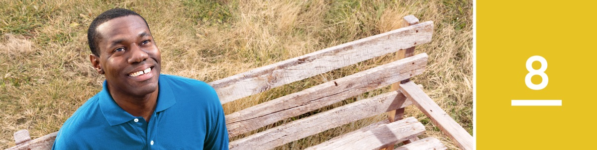 8. nodarbība. Vīrietis sēž uz sola un raugās debesīs.