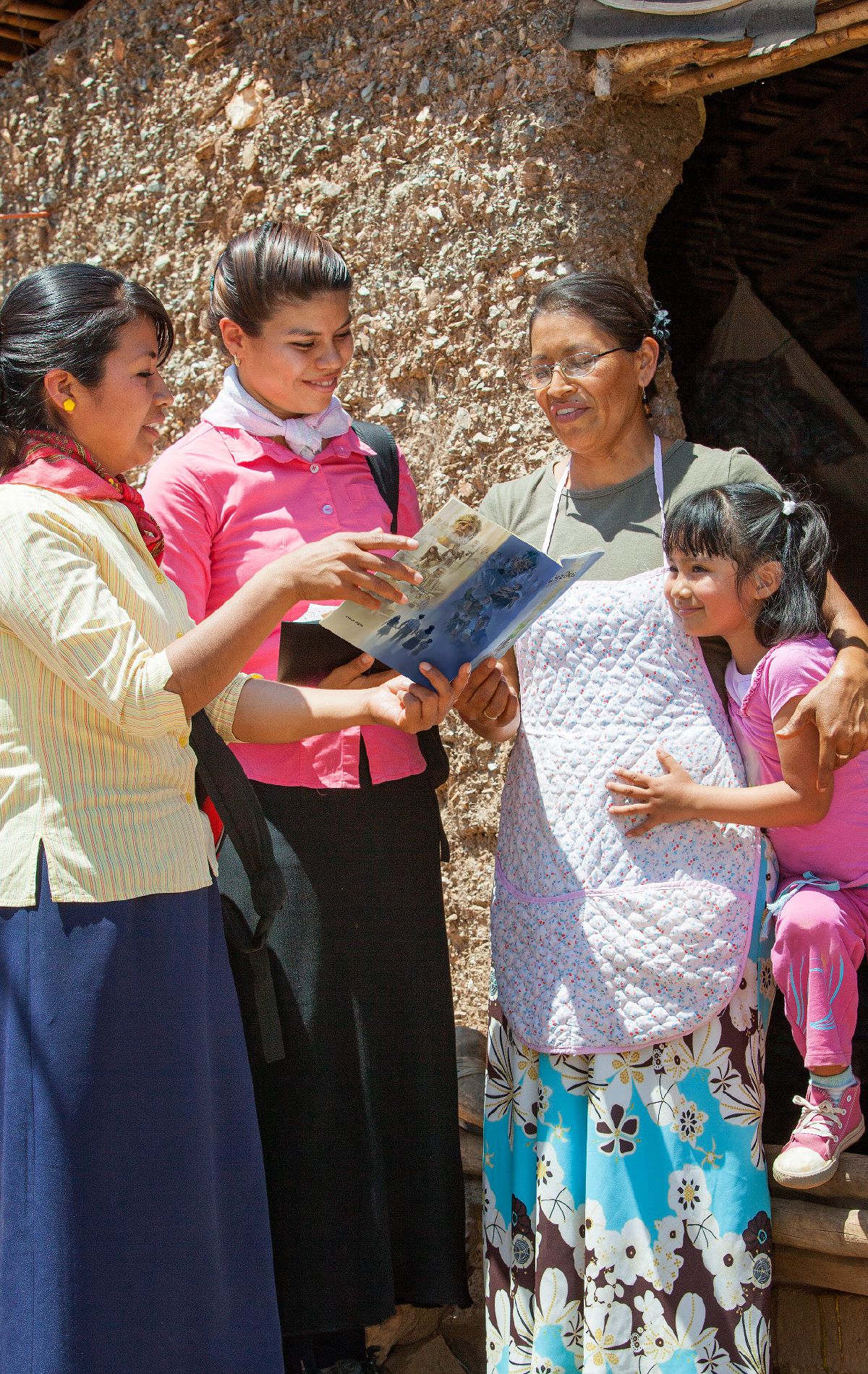 Divas māsas sludina sievietei un viņas meitiņai