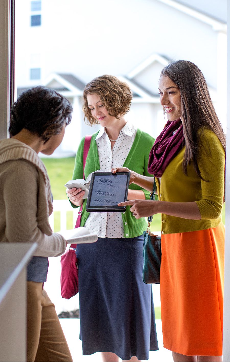 Divas māsas atkārtoti apmeklē kādu sievieti un rāda viņai video