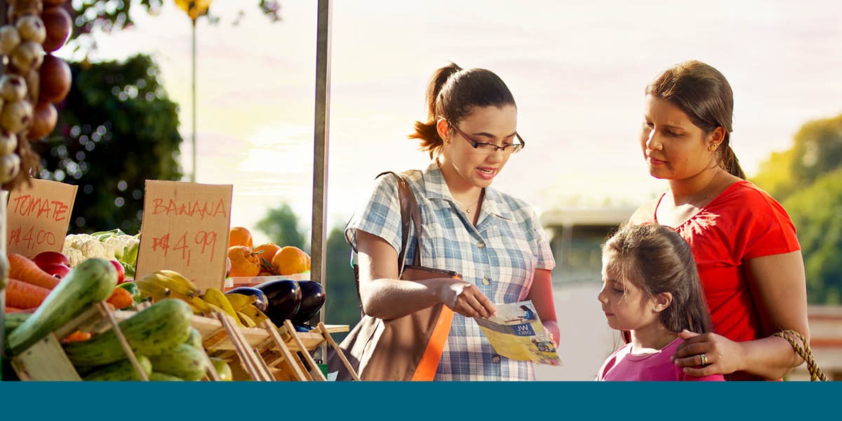 Brazīlijas pilsētā Sanpaulu sludinātāja ar bukleta palīdzību pievērš kādas sievietes un viņas meitas uzmanību interneta vietnei jw.org