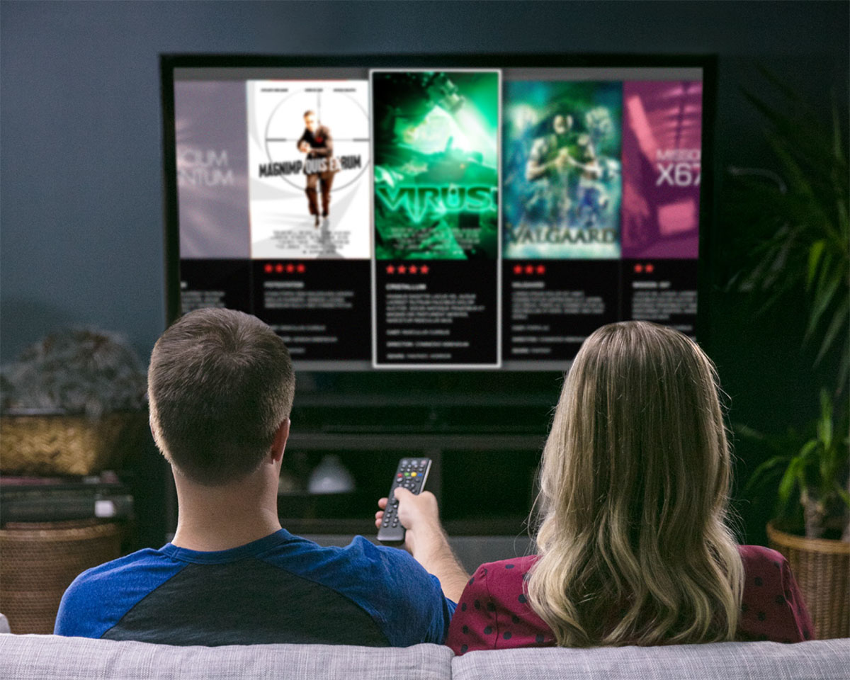 Kāds pāris mājās meklē filmu, ko skatīties, starp tām ir filmas ar amorālu, vardarbīgu un pārdabisku saturu