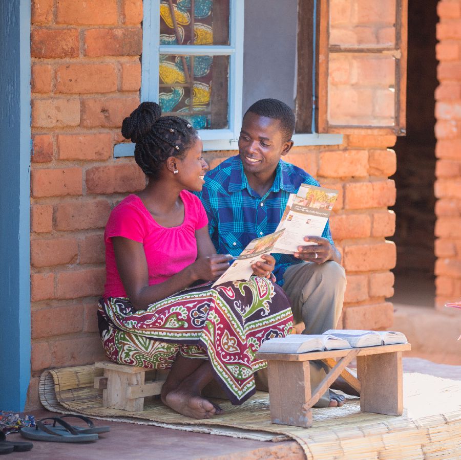 Kāds laulāts pāris iedziļinās Bībelē, izmantojot darba burtnīcu ”Kristīgā Dzīve un Kalpošana”