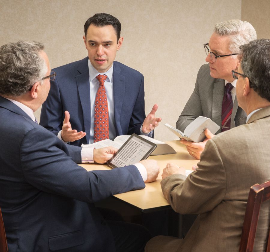 Gados vecāki draudzes vecākie ar cieņu uzklausa gados jaunāku vecāko