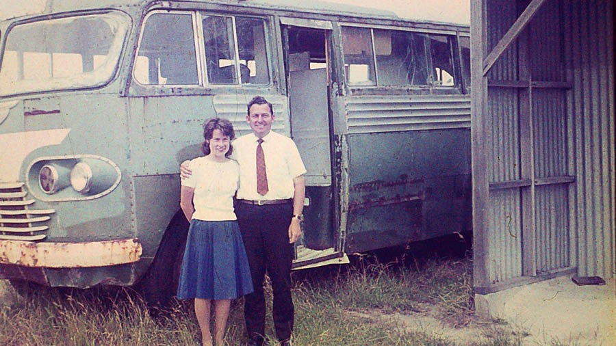 Vinstons un Pema Peini pie autobusa, kas bija viena no vietām, kur viņi reizēm dzīvoja, kad apmeklēja draudzes