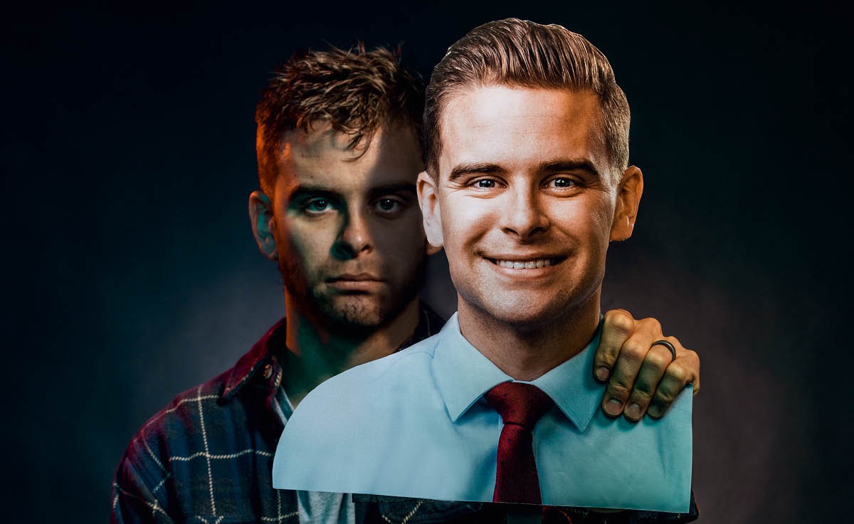 Gados jauns vīrietis ir nekopts un nenoskuvies, bet viņš tur rokā dabiska lieluma izgrieztu sevis attēlu, kurā viņš ir redzams gludi skuvies, ģērbies kreklā un ar kaklasaiti