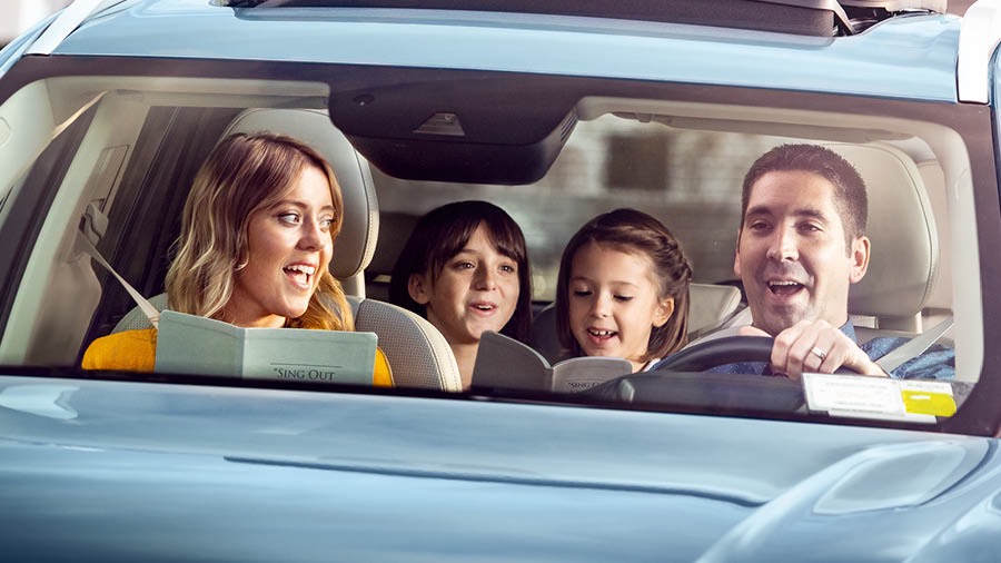 Pa ceļam uz sapulci ģimene automašīnā dzied valstības dziesmas