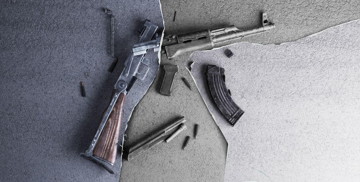 Saplēstas fotogrāfijas fragmenti, kurā redzama salauzta šautene.