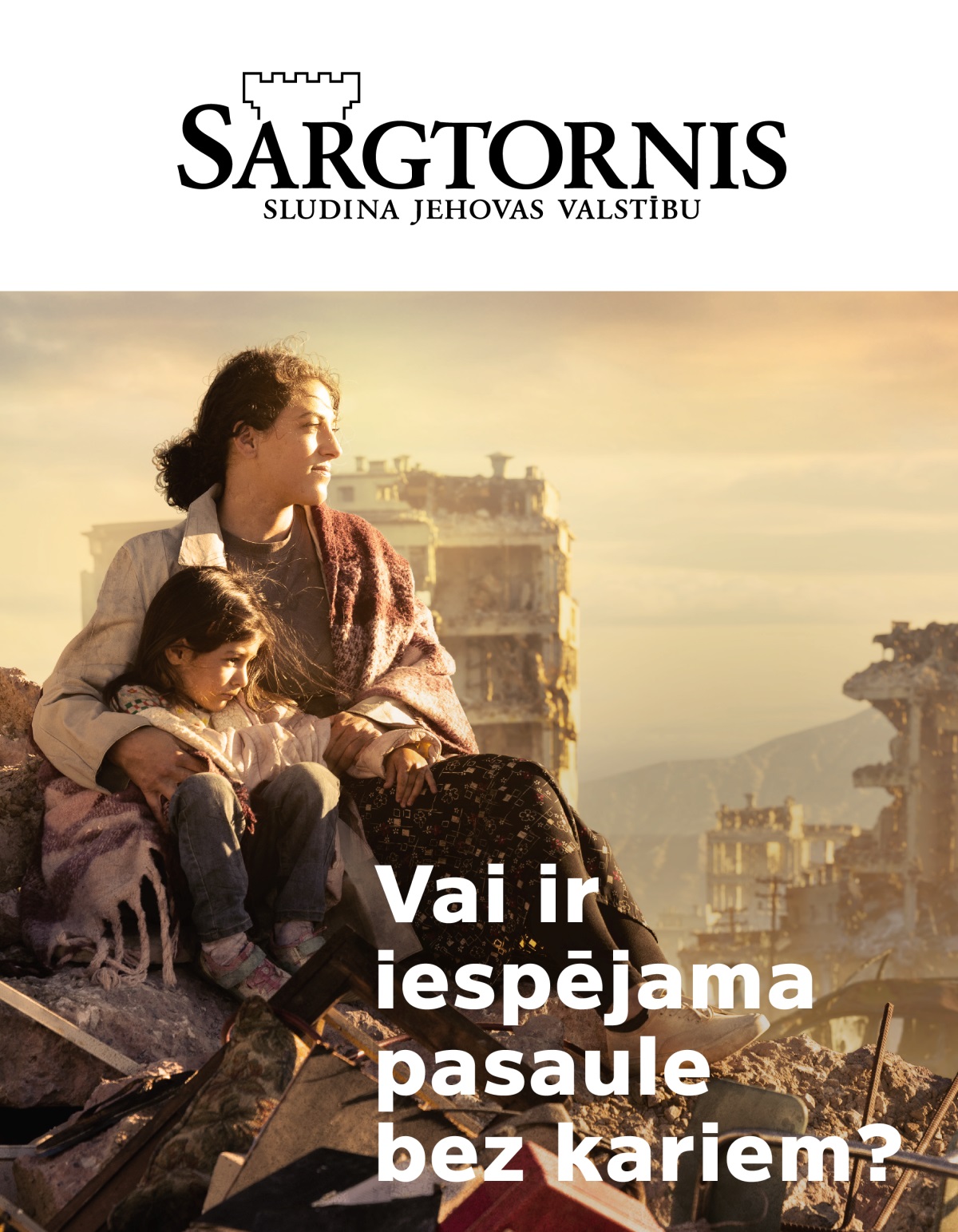 Kara nopostītā pilsētā sieviete ar meitiņu sēž uz gruvešiem. Sieviete ir aplikusi roku meitai ap pleciem. Visapkārt ir sagrautas ēkas.