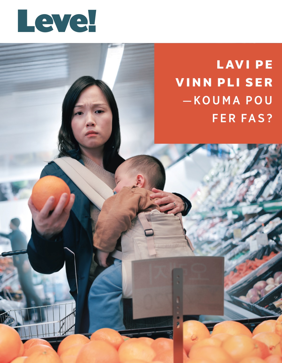 Enn mama pe aste komision ansam avek so ti-baba ki pe dormi ek li pe gagn traka kan li pe get pri bann frwi.