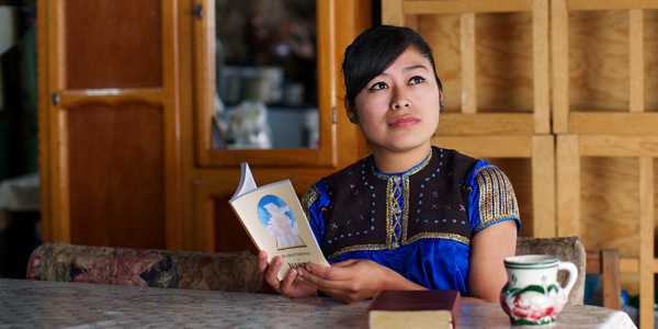 A woman meditating on how to draw close to Jehovah