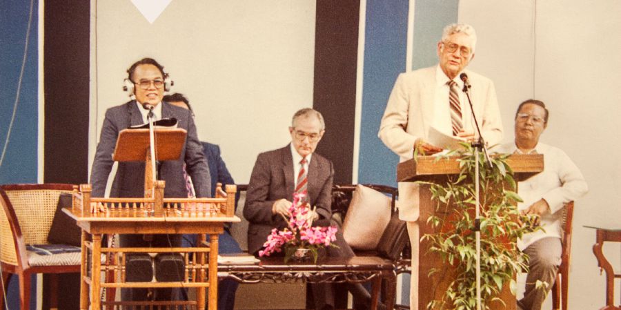 Felix Fajardo pe interpret enn diskour Frer Albert Schroeder an 1983