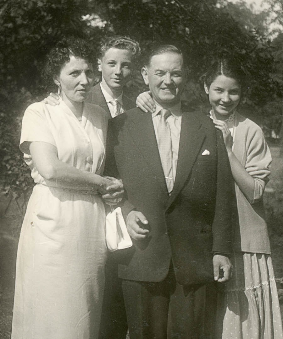 Manfred Tonak avek so bann paran ek so ser dan l’Allemagne, ver 1950