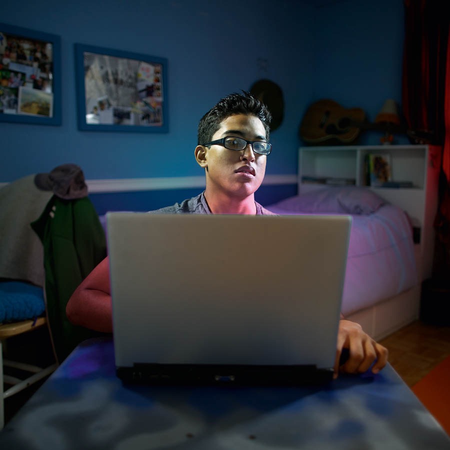 Enn zenn garson ki tousel dan so lasam, pe get enn kote pou evit get enn kitsoz ki’nn paret lor so laptop.