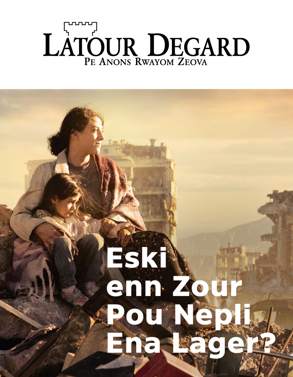 Enn madam pe may so tifi ki ankor tipti, ek zot pe asiz lor enn pil debri dan enn lavil ki’nn detrir akoz lager. Zot antoure ar bann batiman ki’nn kraze.