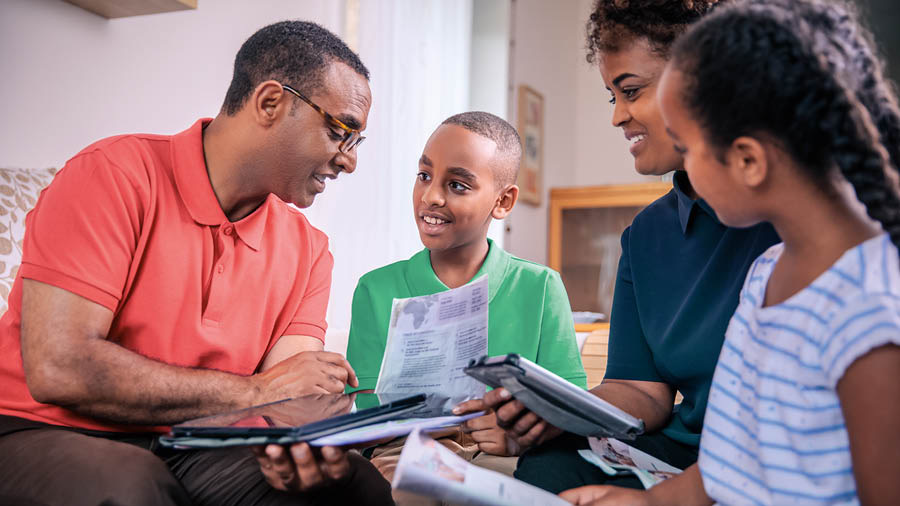 Еден татко одржува Семејна вечер со жената и децата.