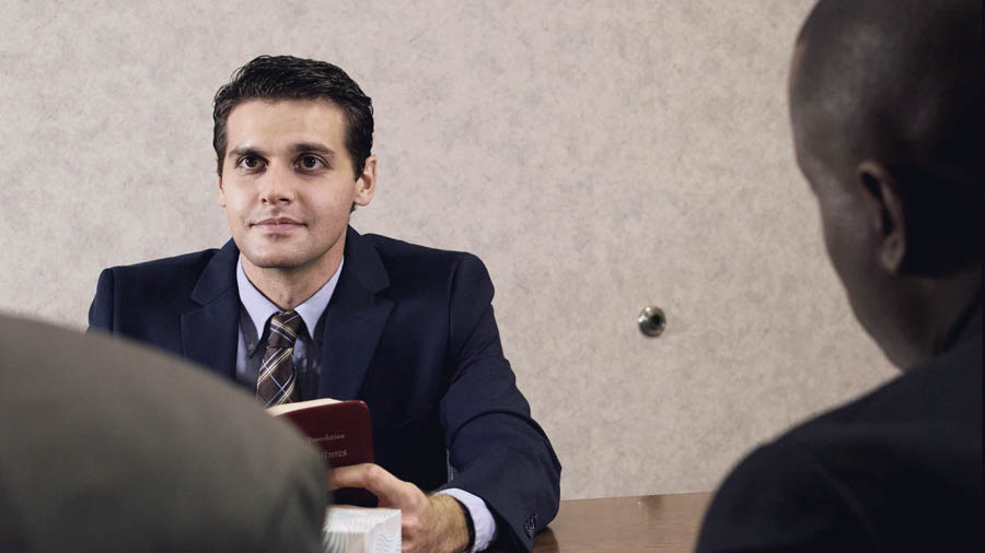 Сцена од видеоклипот „Кого Јехова го сака, него и го укорува“. Како момче, Кенон разговара со старешините.