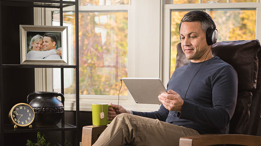 Еден брат на кој му починала сопругата слуша аудиоснимки од нашата интернет-страница.