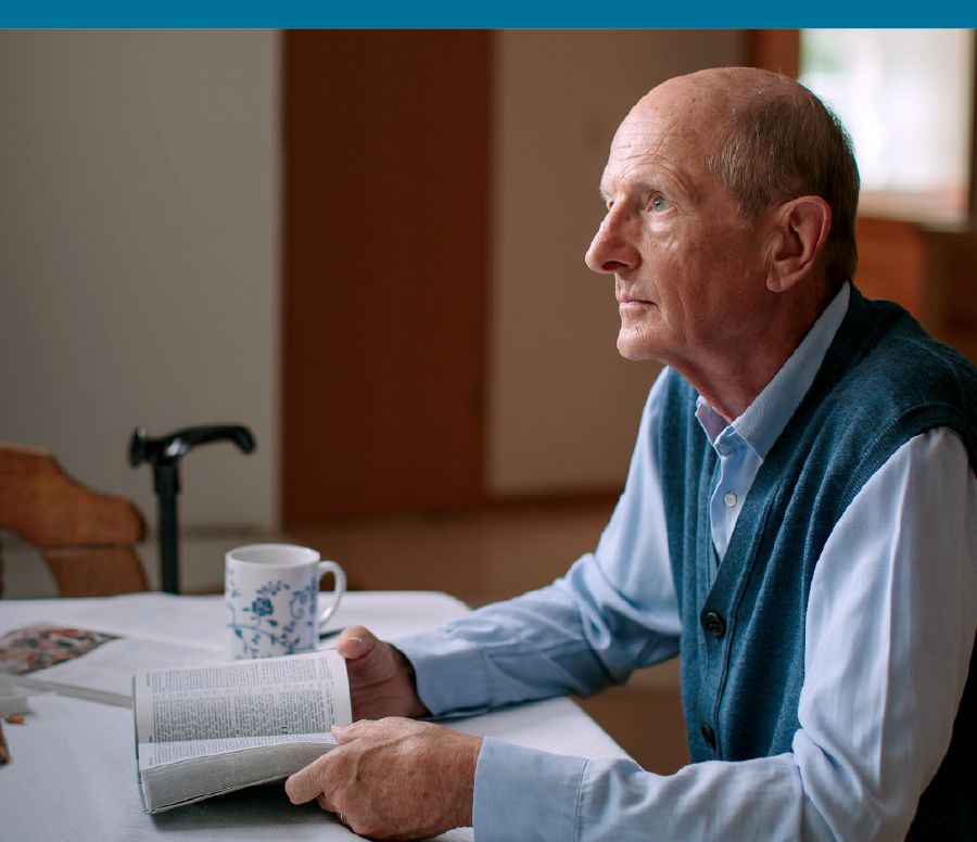 യഹസ്‌കേൽപുസ്‌തകത്തിൽനിന്ന്‌ താൻ വായിച്ച ഭാഗത്തെക്കുറിച്ച്‌ പ്രായമുള്ള ഒരു സഹോദരൻ ധ്യാനിക്കുന്നു.