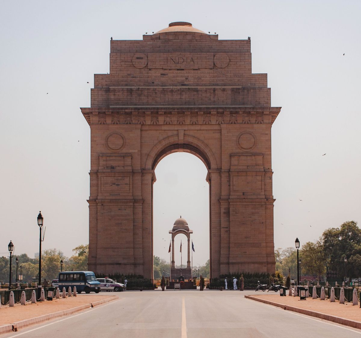 नवी दिल्ली इथे कोव्हिड-१९ च्या लॉकडाऊननंतर वायू प्रदूषण कमी झाल्यामुळे धुकं जवळजवळ नव्हतंच.