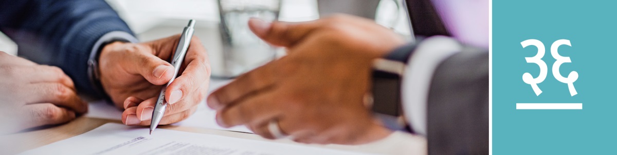 धडा ३६. एक माणूस काही कागदपत्रांवर सही करत आहे.