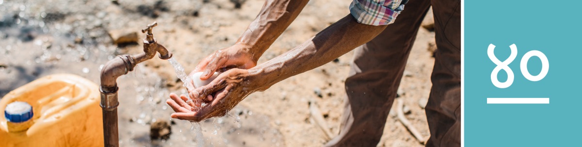 धडा ४०. एक माणूस साबण आणि पाण्याने हात धूत आहे.