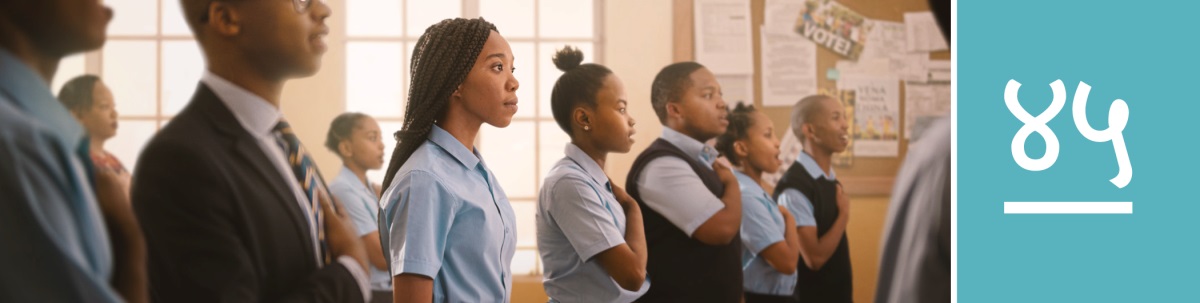 धडा ४५. शाळेत एक लहान बहीण राष्ट्रगीत गाताना आदरपूर्वक उभी आहे, पण इतर विद्यार्थ्यांप्रमाणे ती छातीवर हात ठेवून ते गात नाही.