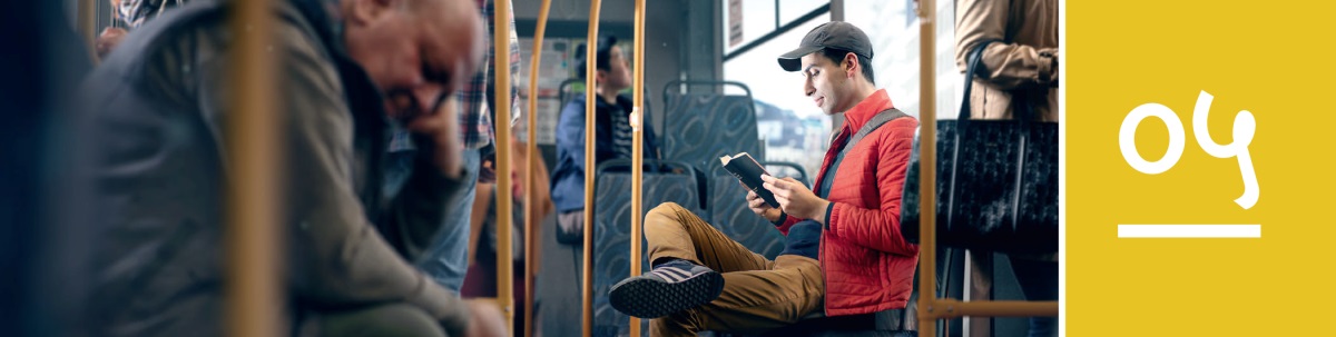 धडा ५. बसमधून प्रवास करताना एक माणूस बायबल वाचत आहे.