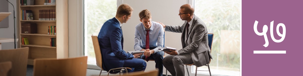 धडा ५७. एक तरुण भाऊ राज्य सभागृहात दोन वडिलांजवळ एका गंभीर पापाची कबुली देत आहे.