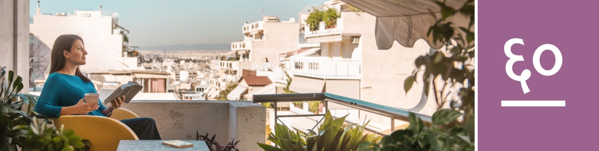 धडा ६०. एक स्त्री बाल्कनीत बसून बायबल वाचत आहे. जवळच टेबलवर ‘यहोवा के करीब आओ’ हे पुस्तक ठेवलं आहे.