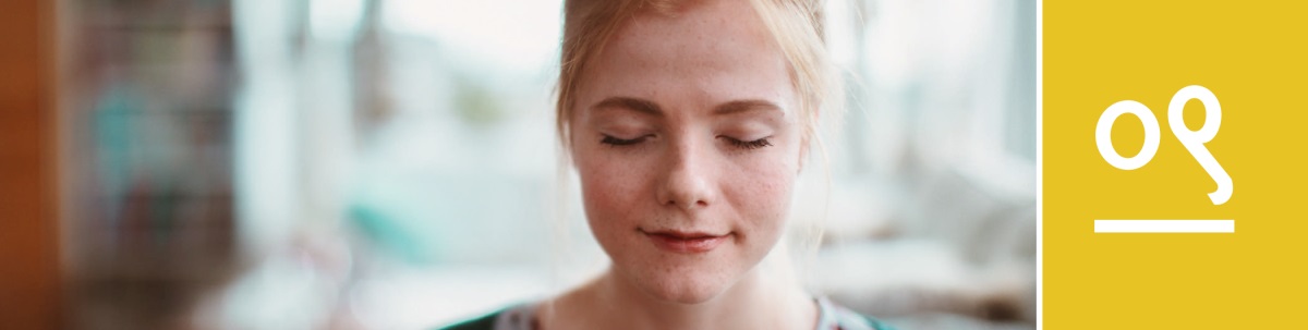 धडा ०९. एक मुलगी एकटीच प्रार्थना करत आहे.