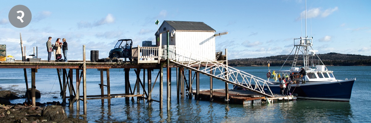 २. अमेरिकेतल्या एका बंदरावर यहोवाचे काही साक्षीदार मच्छिमारांना प्रचार करत आहेत.