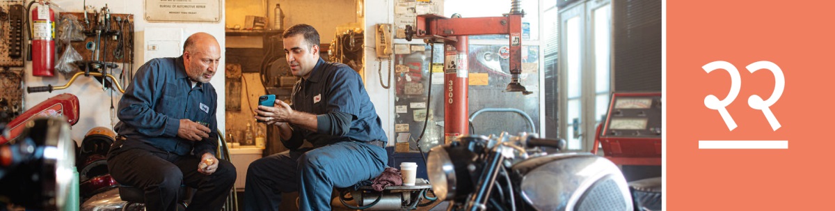 धडा २२. एक बायबल विद्यार्थी गॅरेजमध्ये आपल्यासोबत काम करणाऱ्‍या एका माणसाला जेवणाच्या सुट्टीत प्रचार करत आहे.