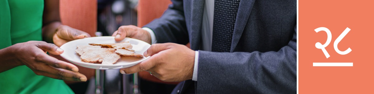 धडा २८. स्मारकविधीच्या वेळी बेखमीर भाकरीची प्लेट फिरवली जात आहे.