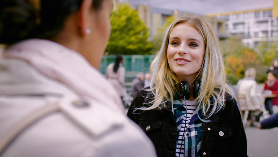 ‘शिष्य बनवण्याच्या कामातून आनंद मिळवा—आपली कौशल्यं वाढवा—लोकांना देवाच्या वचनाचं सामर्थ्य अनुभवायला मदत करून’ या व्हिडिओतलं एक दृश्‍य. जेड हसऱ्‍या चेहऱ्‍याने निताकडे पाहते.