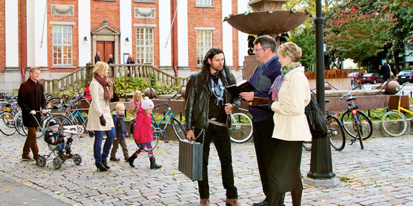 [८ पानांवरील चित्र]