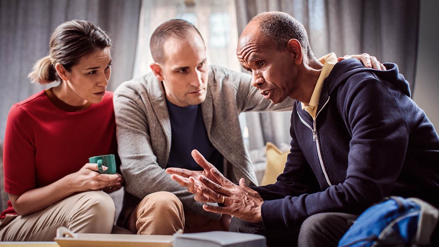 मदतीची गरज असलेल्या बांधवाचं एक जोडपं लक्ष देऊन ऐकत आहे