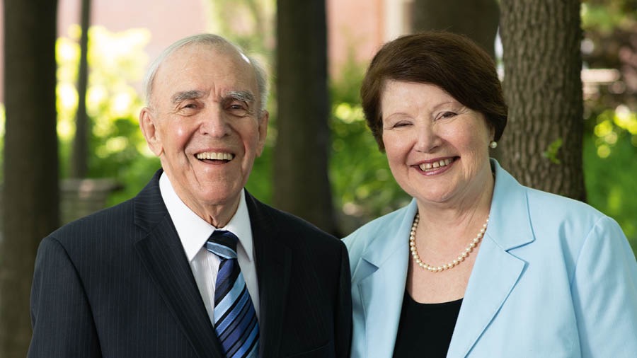 बंधू लियॉन्स क्रॅपॉल्ट, त्यांची पत्नी कॅरलीनसोबत.