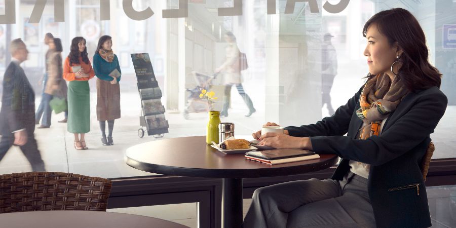 Mara qed tosserva l-ilbies modest taʼ żewġ aħwa nisa li qegħdin maġenb stand bir-roti