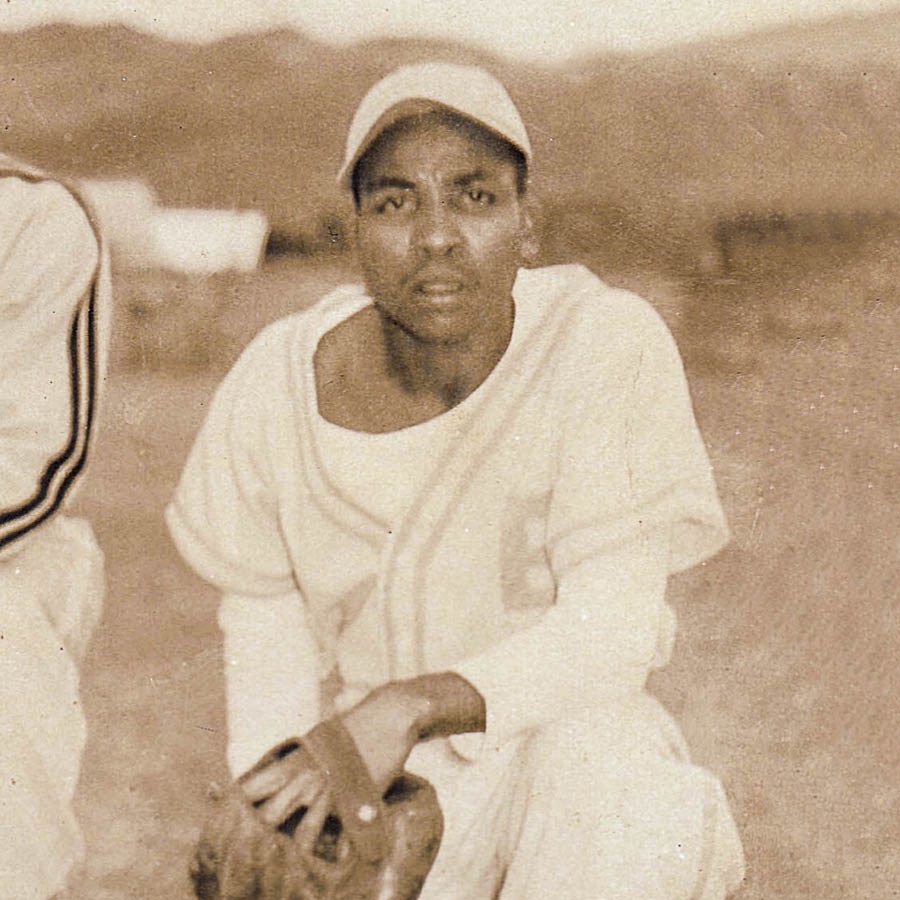 Ta̱ Samuel Hamilton tá ni̱xi̱yo loʼora xíʼin uniforme ña̱ béisbol