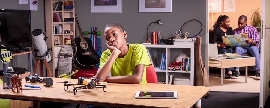 Umfana kathokozi lanxa esendlini egcwele impahla edulayo