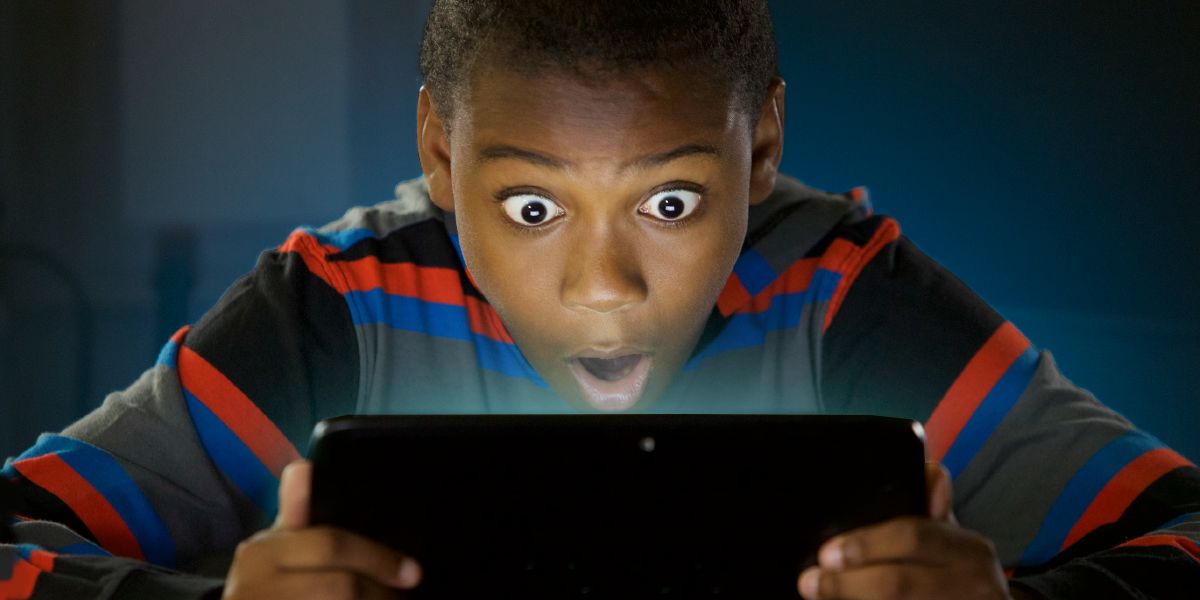 Umfana umangaliswa ngakubona ku-tablet yakhe