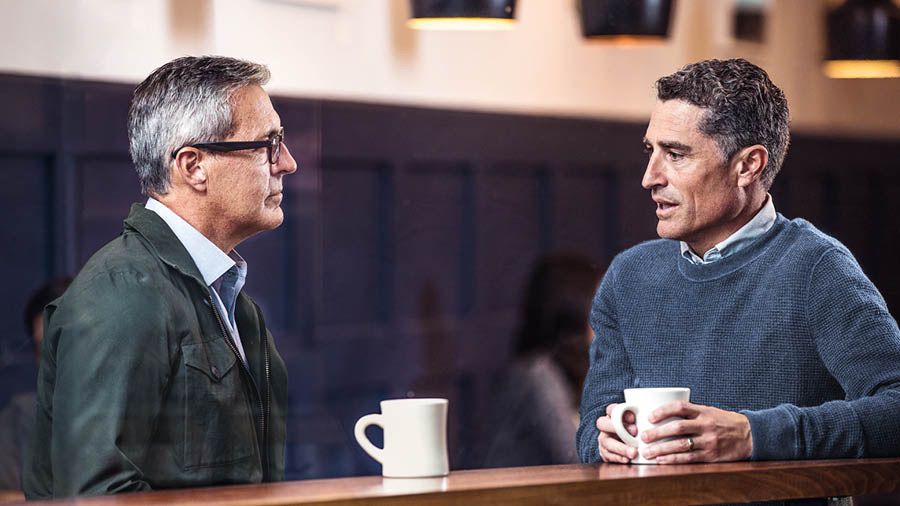 Umzalwane ulalele ngesikhathi omunye emthululela isifuba sakhe.