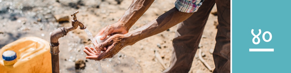 पाठ ४०. एक जना पुरुष साबुनपानीले हात धुन्छन्‌।