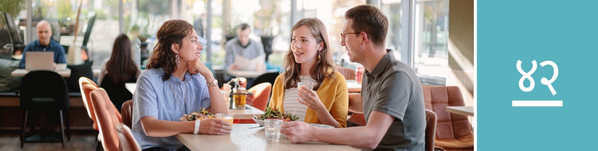 पाठ ४२. एउटी अविवाहित बहिनी र एक विवाहित दम्पती क्याफेमा रमाइलो कुराकानी गर्दै छन्‌।