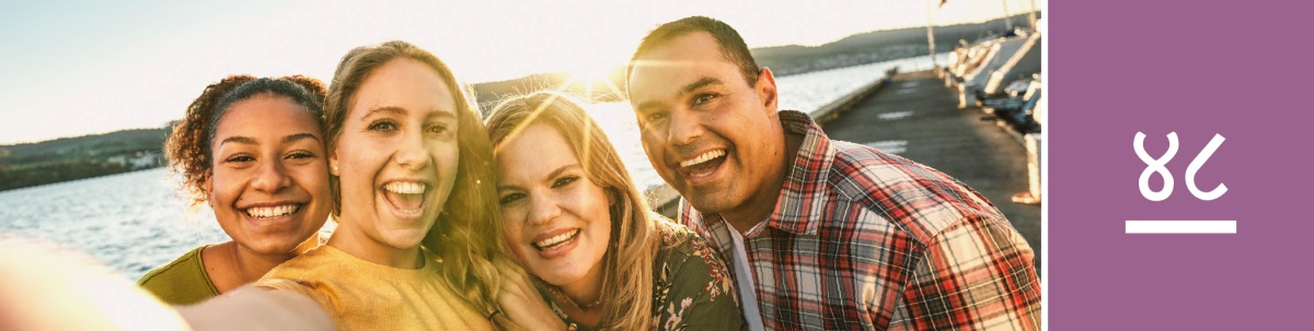 पाठ ४८. चार जना साथी सँगै सेल्फी खिच्छन्‌।