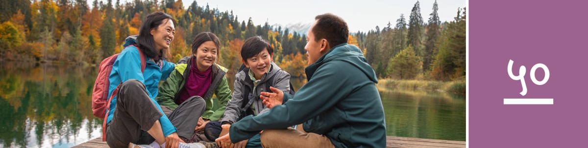 पाठ ५०. एक परिवार सुन्दर तालको किनारामा बसेर कुराकानी गर्दै छ।